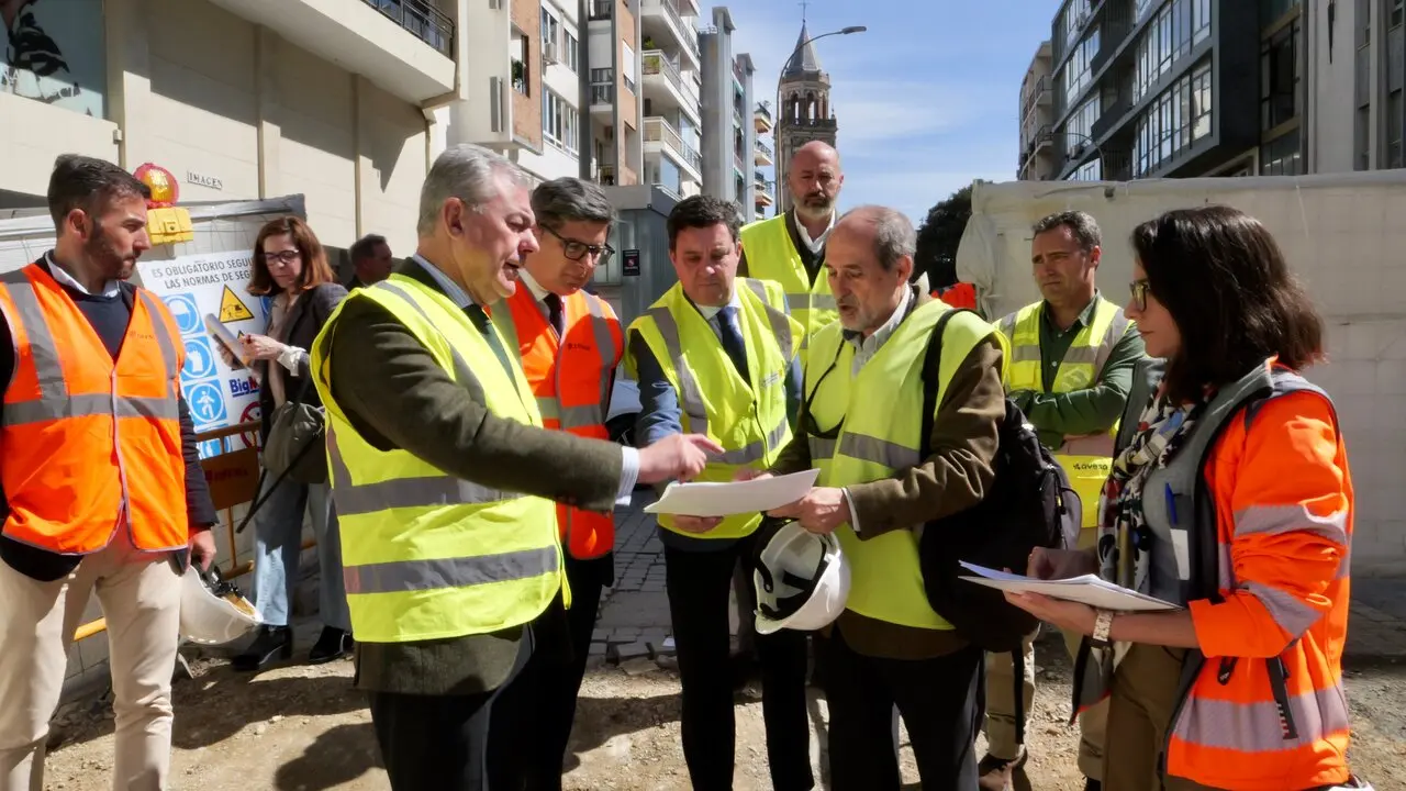 El alcalde en su visita a la zona de obra. | AYTO. 