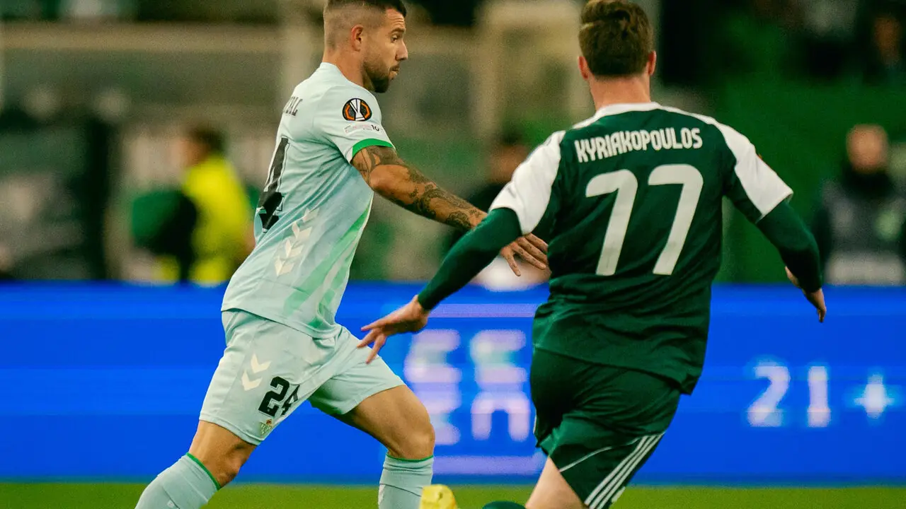  Aitor Ruibal conduce el bal&oacute;n ante la presencia de Kyriakopoulos. | RBB 