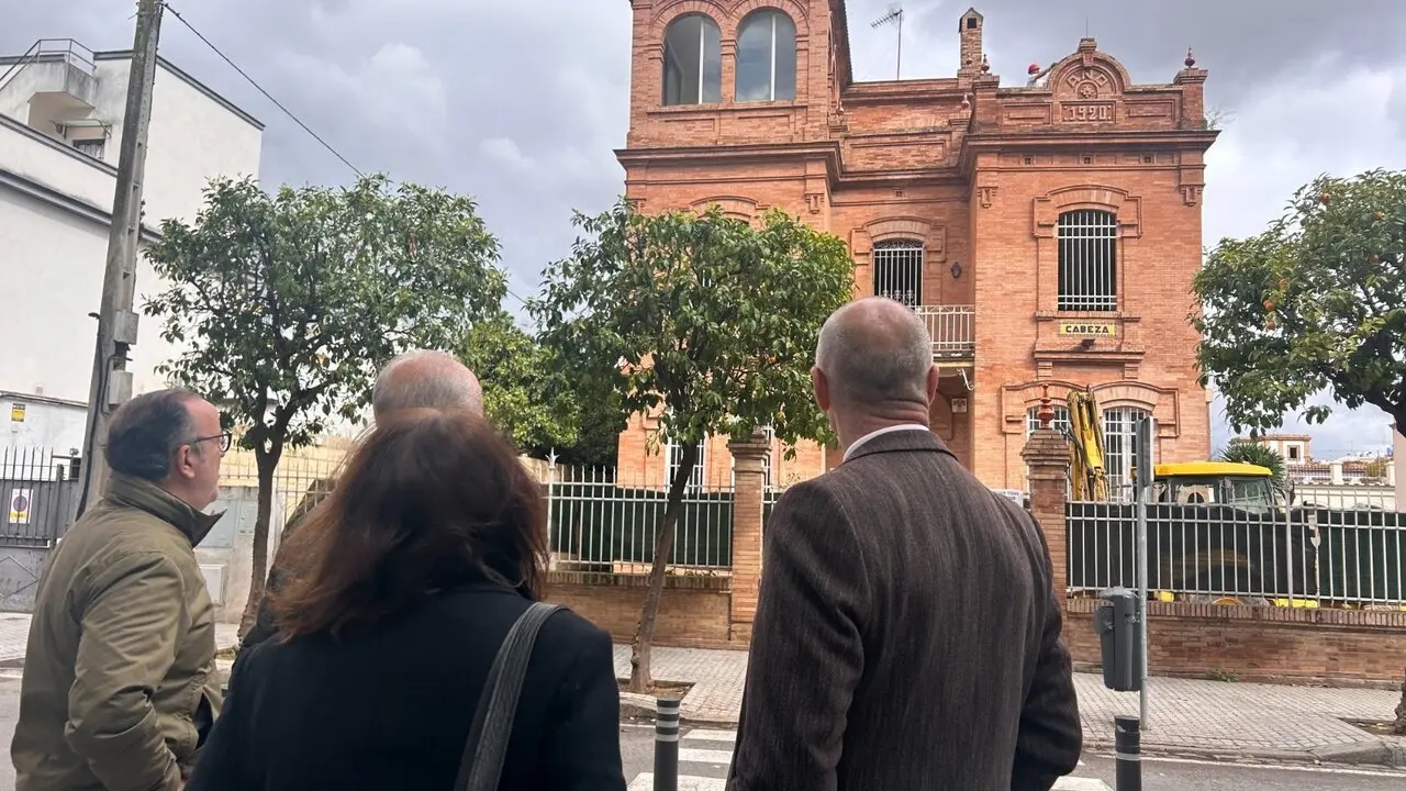  El portavoz del Grupo Municipal Socialista en el Consistorio hispalense, Antonio Mu&ntilde;oz, en el barrio de Nervi&oacute;n. | PSOE 