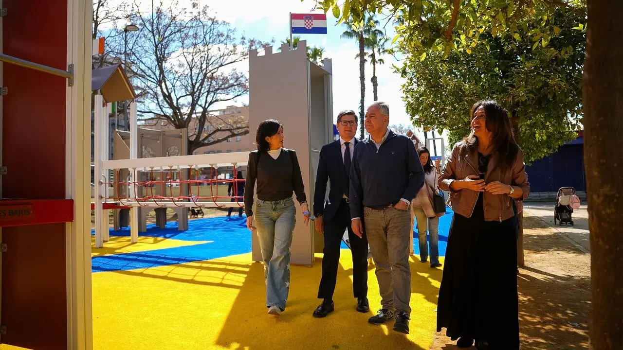  El alcalde de Sevilla, Jos&eacute; Luis Sanz, en una visita al nuevo parque infantil en Los Bermejales. | AYTO 