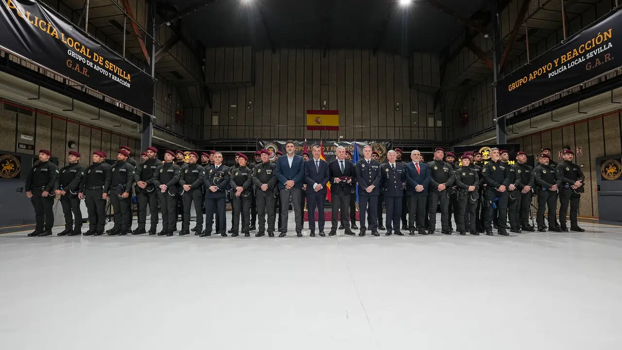  El alcalde con el Grupo de Apoyo y Reacci&oacute;n de la Polic&iacute;a Local de Sevilla&nbsp;(GAR). | AYTO. 