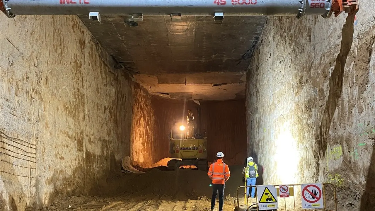  Trabajos en los t&uacute;neles de la L&iacute;nea 3 Norte del Metro, en Pino Montano, tras la finalizaci&oacute;n de las pantallas. | JUNTA 