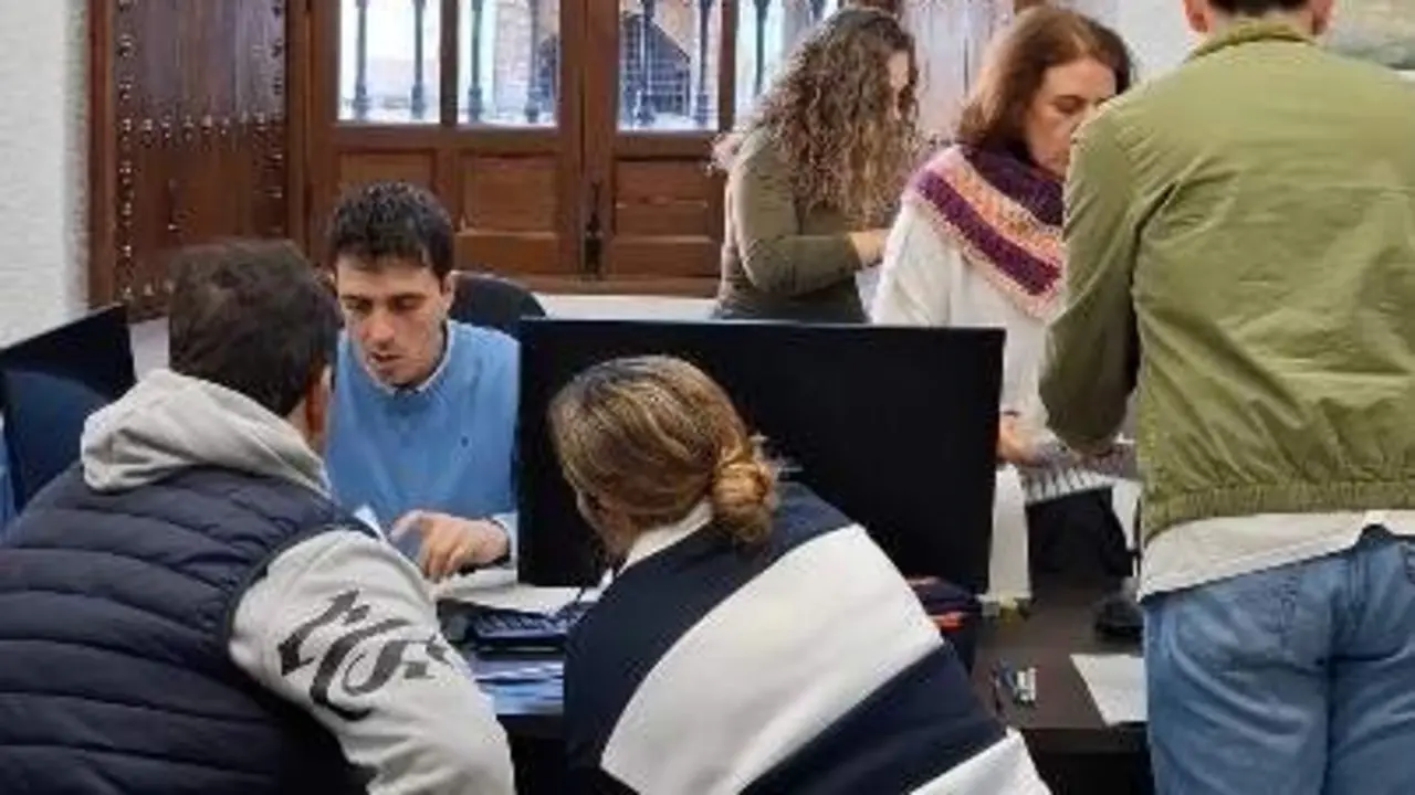 Oficina itinerante de la Subdelegaci&oacute;n del Gobierno en Sevilla para la tramitaci&oacute;n de ayudas por la borrasca en Lora del R&iacute;o. | EP. 