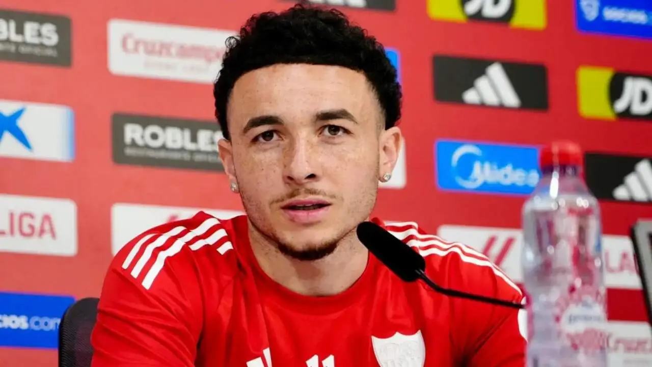  Rub&eacute;n Vargas en la rueda de prensa intersemanal del Sevilla FC .| SFC 