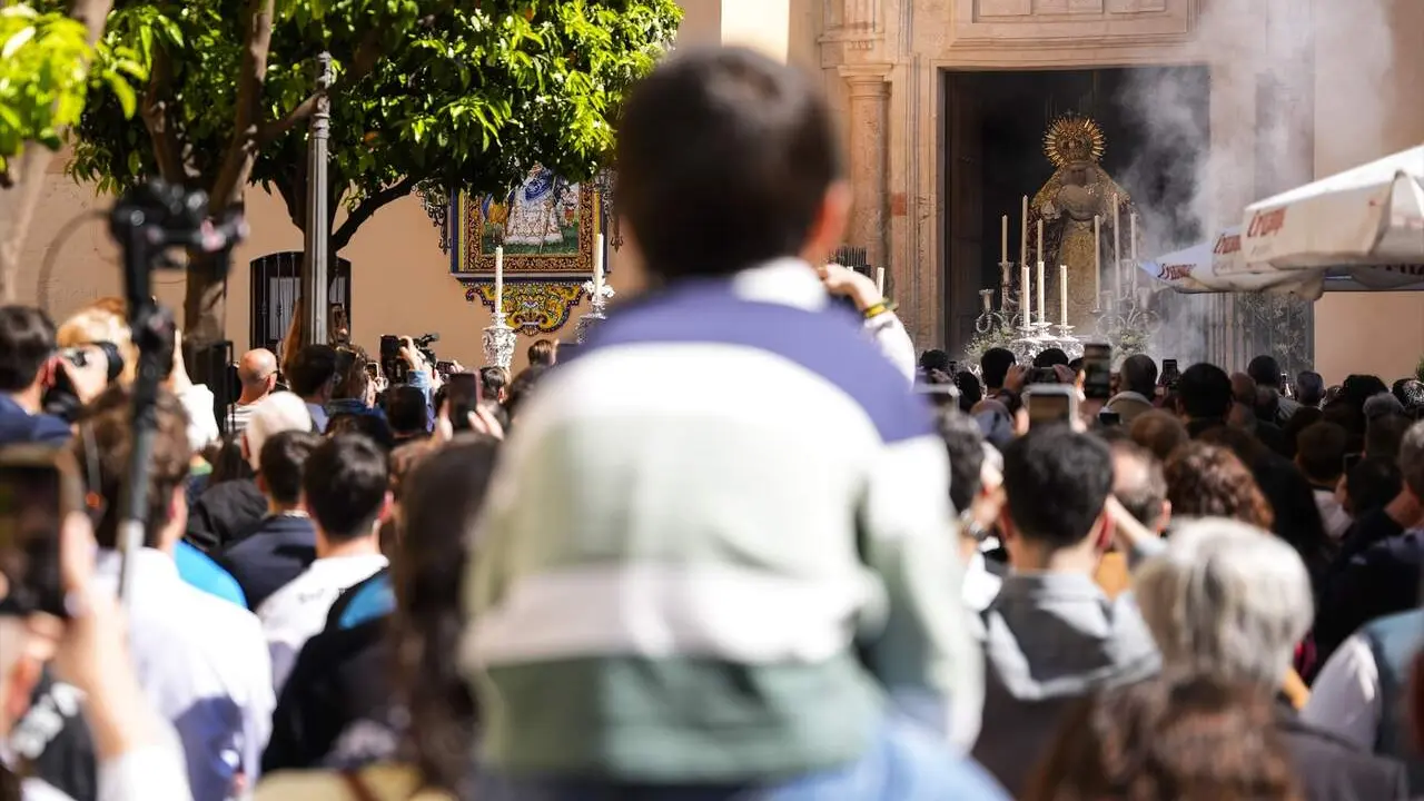  P&uacute;blico congregado junto a la Parroquia de Santa Ana. | EP. 