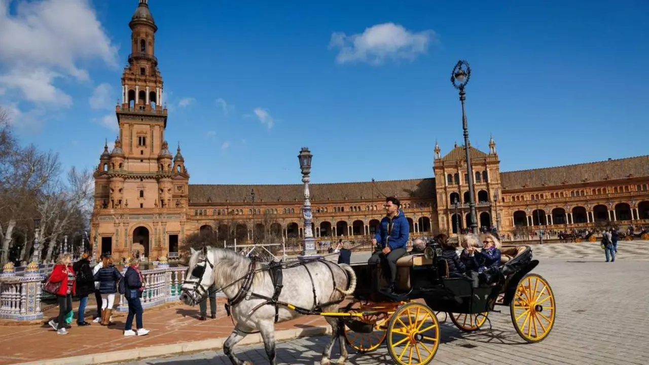  Un coche de caballos por la Plaza de Espa&ntilde;a. - Efe 
