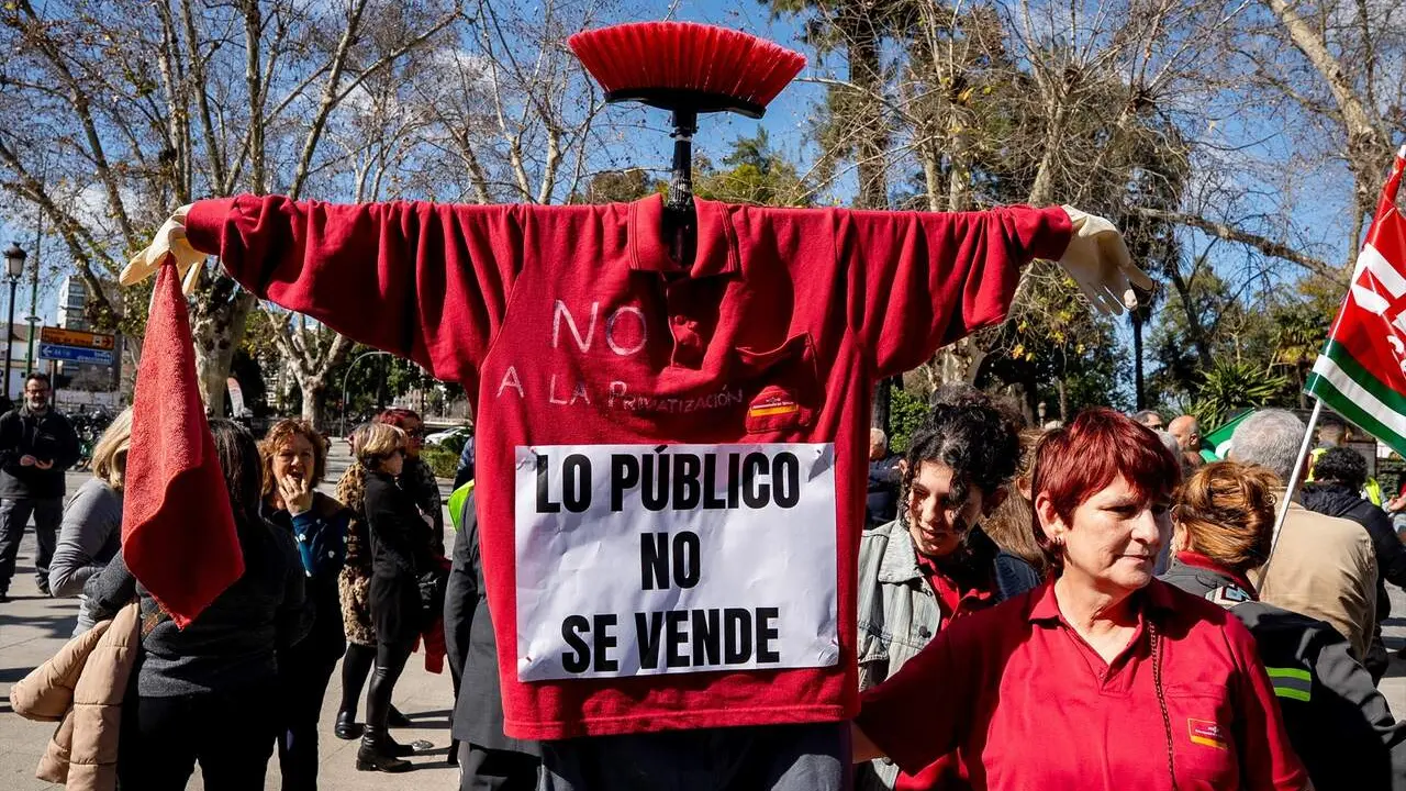  Manifestaci&oacute;n convocada por los sindicatos contra la propuesta del Ayuntamiento para la externalizaci&oacute;n del servicio de limpieza municipal | E.P. 