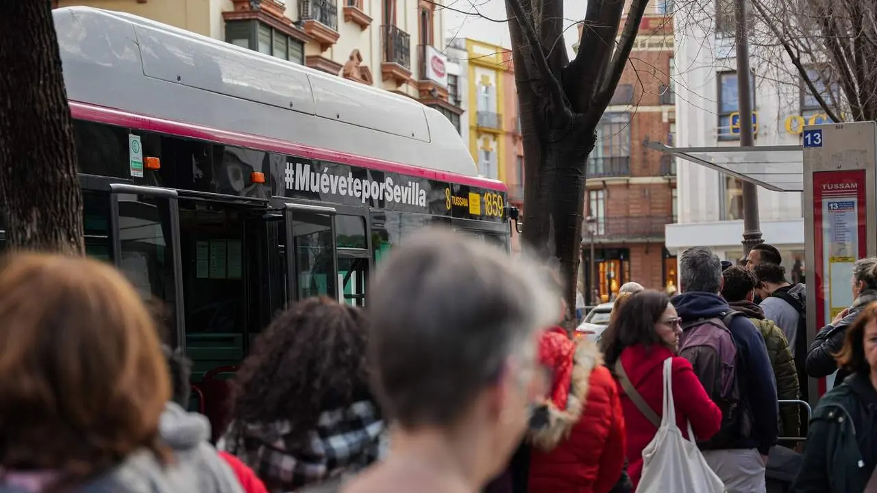  Autob&uacute;s de Tussam circulando por el centro de la ciudad. | EP 