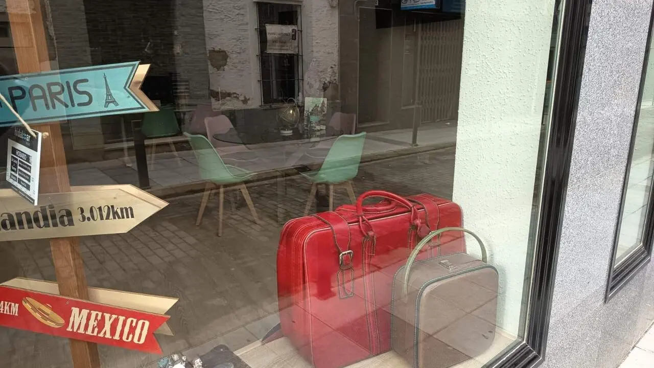  Imagen de recurso del escaparate de una agencia de viajes. | EP 