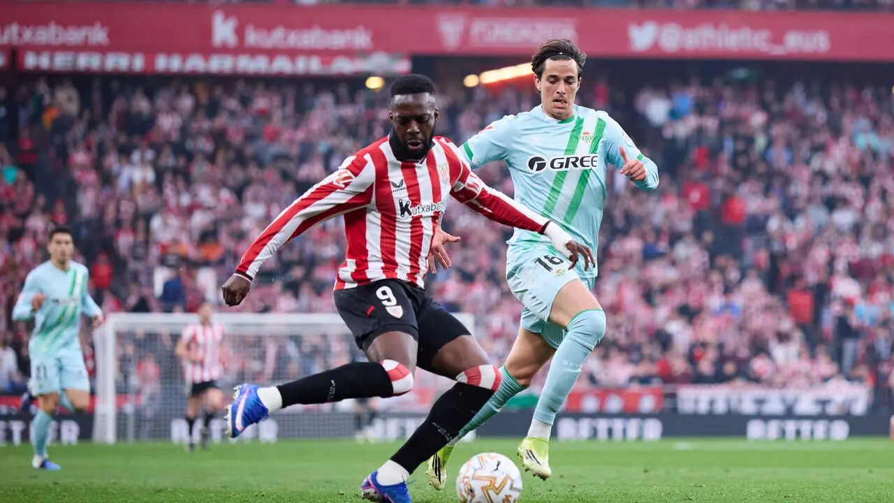  I&ntilde;aki Williams conduce el bal&oacute;n perseguido por Valent&iacute;n G&oacute;mez. | Ricardo Larreina/EP 