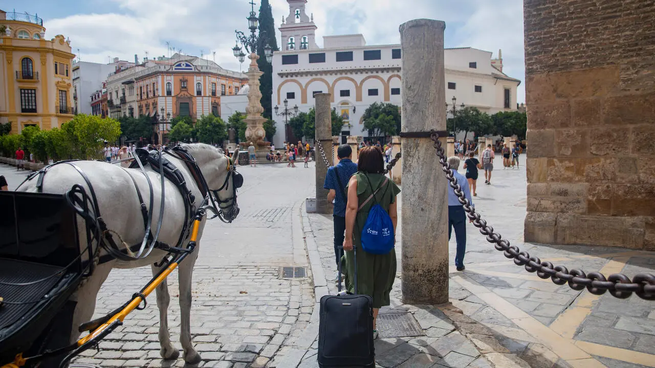  Turistas por el centro de Sevilla. | Archivo 