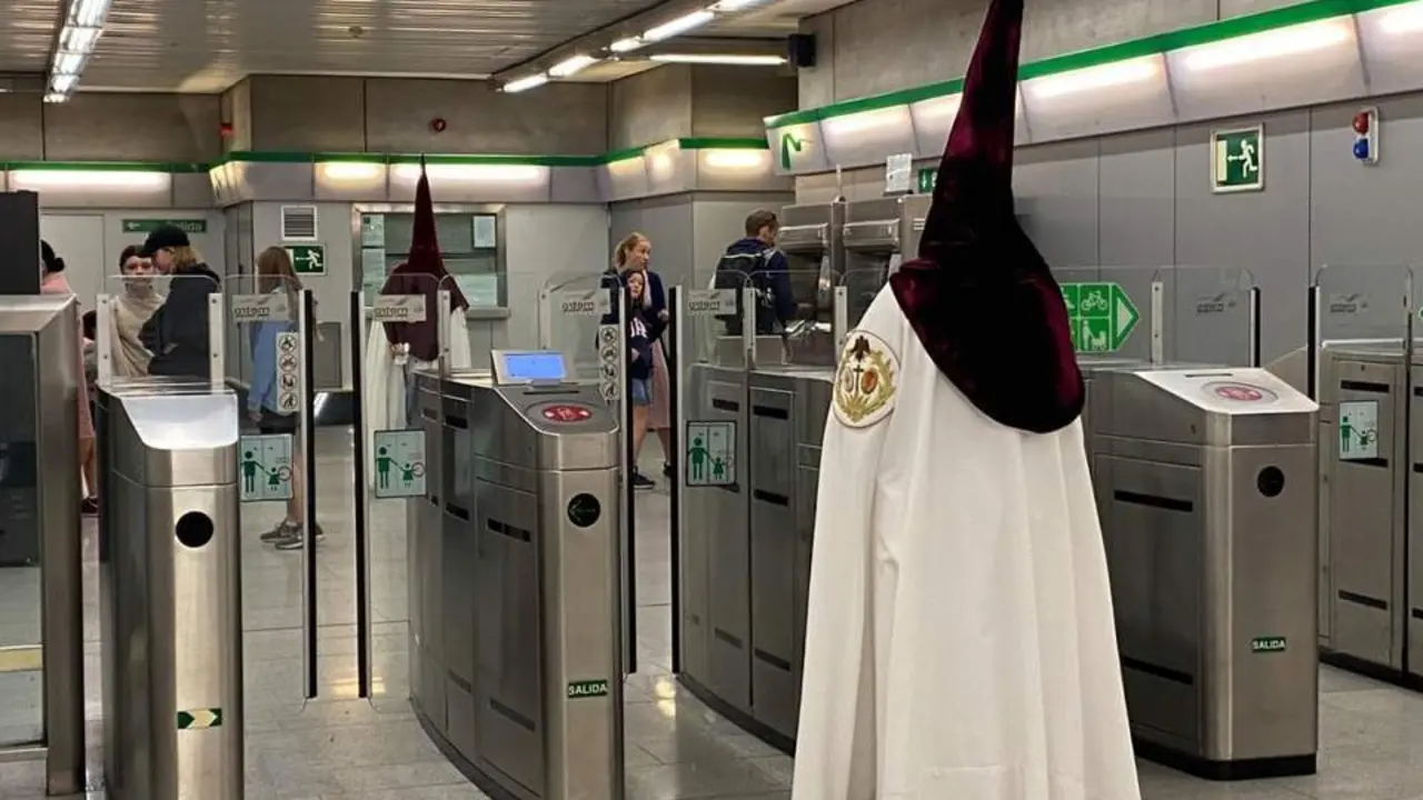  Un Nazareno en el metro de Sevilla - JUNTA DE ANDALUC&Iacute;A 