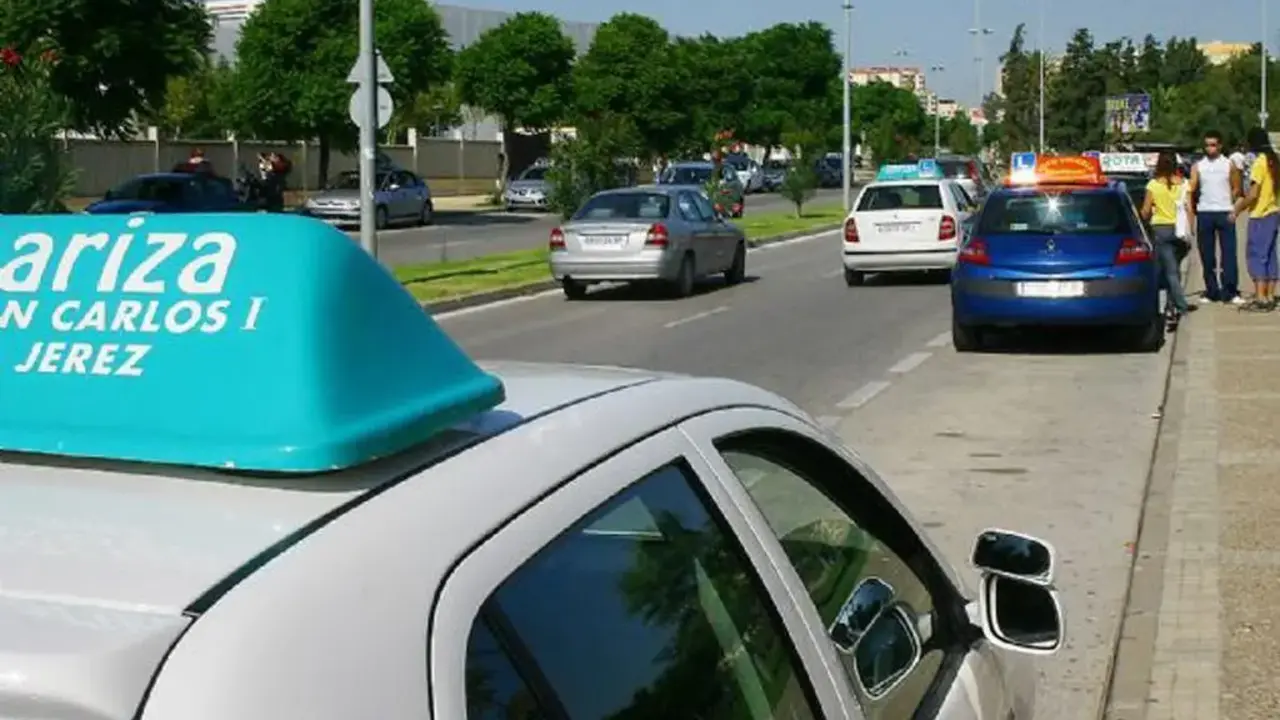 Un coche de autoescuela. | Viva Jerez