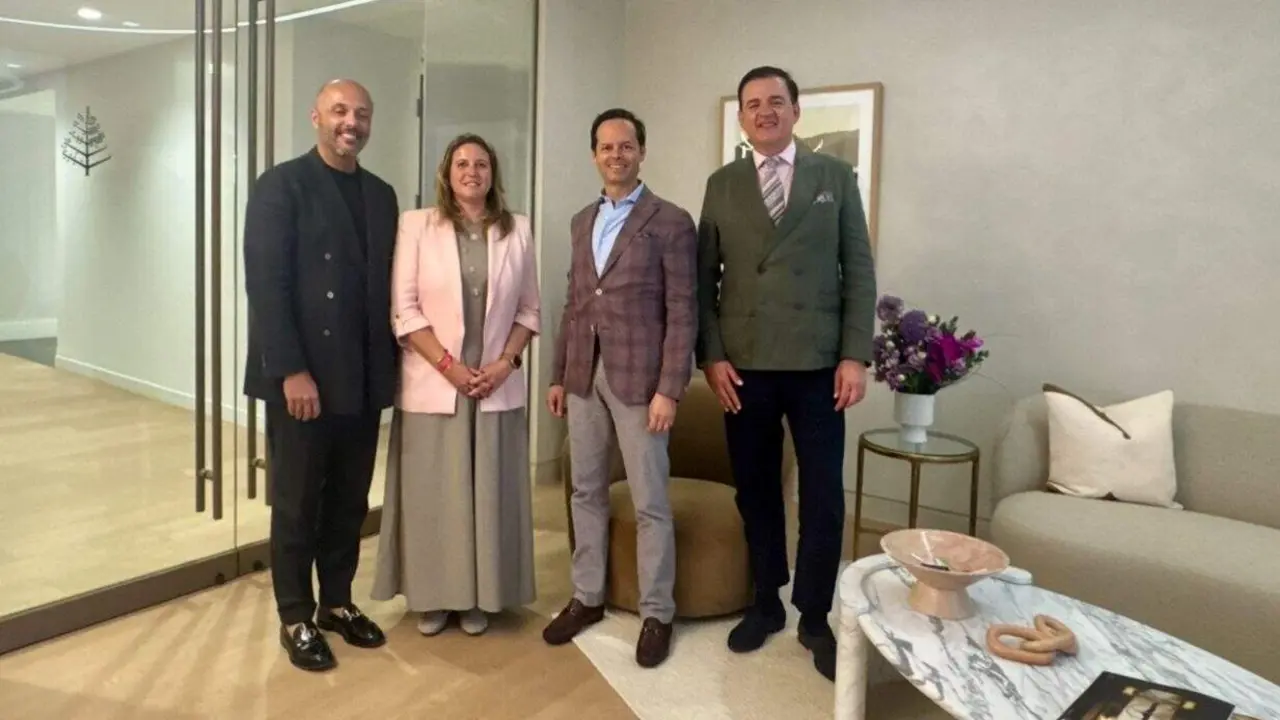  La delegada de Turismo y Cultura del Ayuntamiento de Sevilla, Angie Moreno, junto a los altos ejecutivos Four Seasons |&nbsp;AYTO DE SEVILLA 