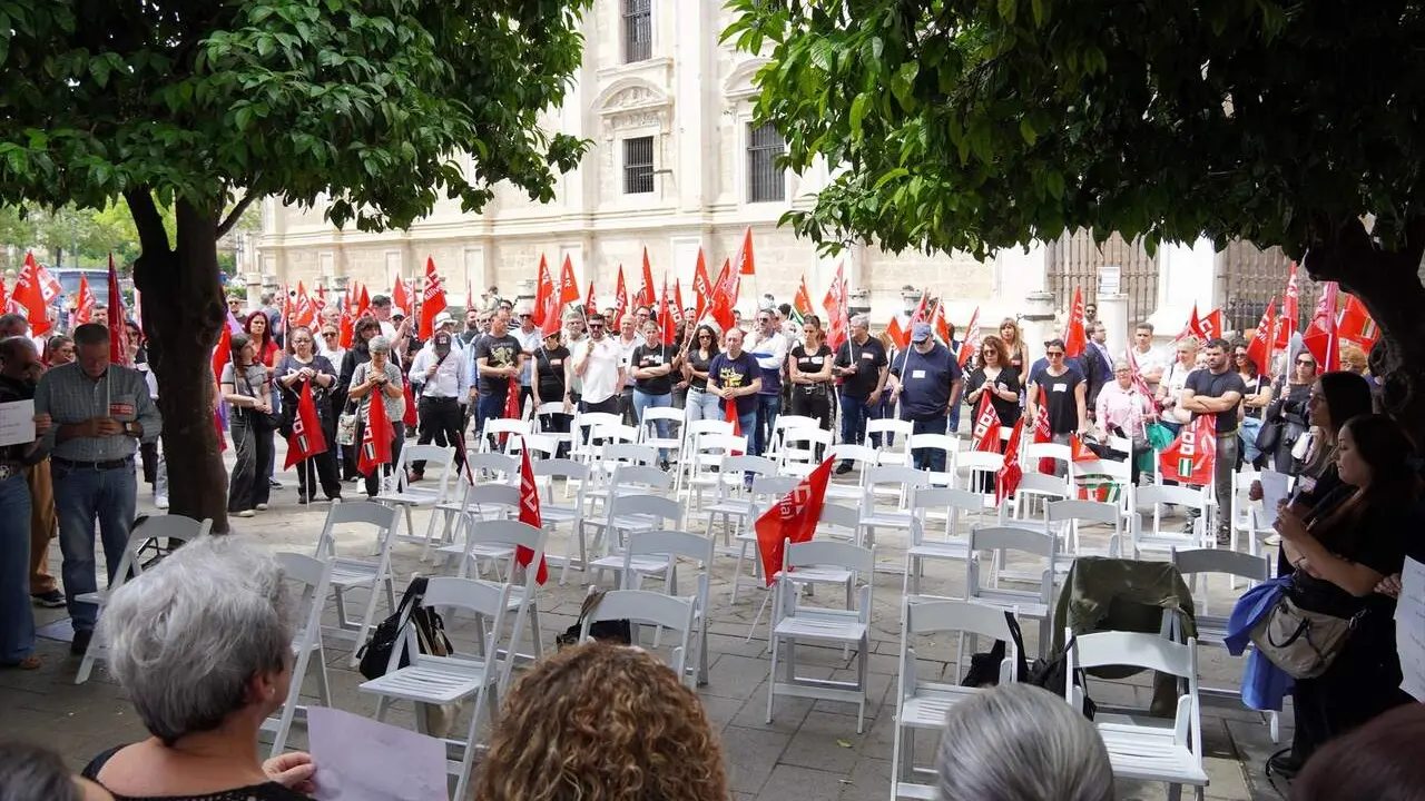 Imagen de la concentraci&oacute;n de CCOO Sevilla dejando sillas vac&iacute;as en protesta por las muertes en el trabajo | CCOO 