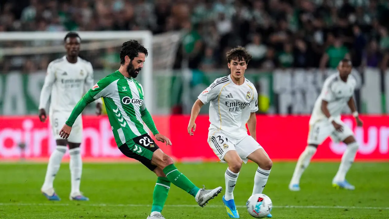  Isco Alarc&oacute;n da un pase en el partido disputado entre el Real Betis y el Real Madrid. | Corchero/EP 
