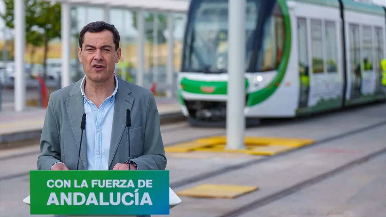  El presidente de la Junta y candidato del PP-A a la reelecci&oacute;n, Juanma Moreno, este jueves en Alcal&aacute; de Guada&iacute;ra. | EP 