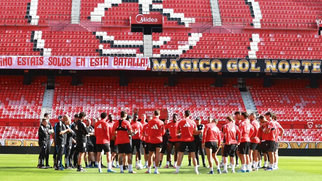  Entrenamiento del Sevilla F&uacute;tbol Club en el Ram&oacute;n S&aacute;nchez-Pizju&aacute;n previo al partido contra la Real Sociedad. | SFC 