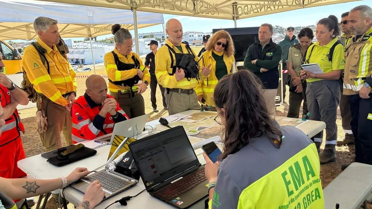  El delegado del Gobierno andaluz en Sevilla, Ricardo S&aacute;nchez, se deplaza a un Puesto de Mando Avanzado en El Garrobo con ocasi&oacute;n de un simulacro de incendio forestal | JUNTA DE ANDALUC&Iacute;A 