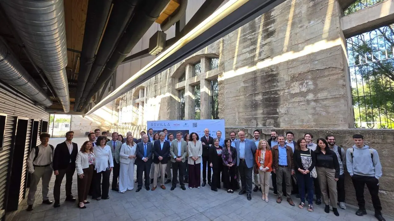  Foto de familia tras la inauguraci&oacute;n del foro que articula la iniciativa 'Sevilla, Capital Espacial Espa&ntilde;ola', que lidera el Consistorio hispalense |&nbsp;AYTO DE SEVILLA 
