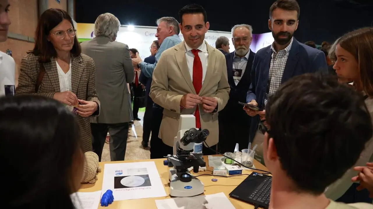  El diputado de Servicios P&uacute;blicos Supramunicipales, Gonzalo Dom&iacute;nguez, visita la Feria de la Ciencia en Fibes | E.P. 