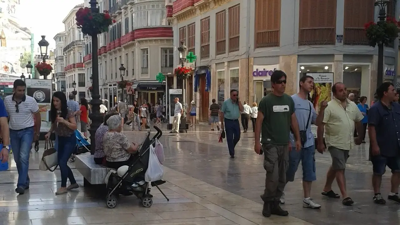 Personas caminado por calle Larios en M&aacute;laga capital | Europa Press