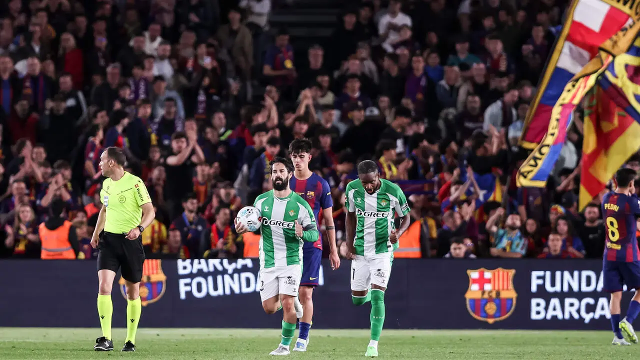  Isco Alarc&oacute;n lleva el bal&oacute;n al centro del campo tras marcarle al FC Barcelona. | Javier Borrego/EP 
