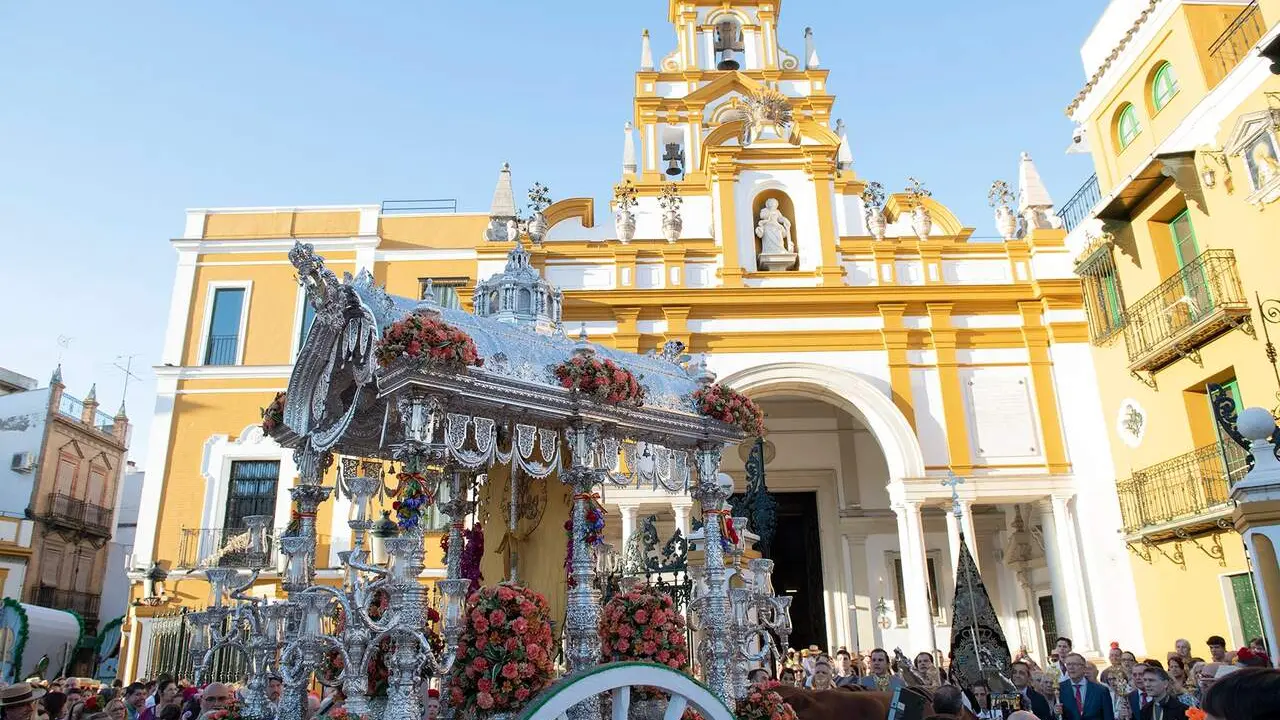  El Simpecado del Roc&iacute;o de la Macarena ante la Bas&iacute;lica de la Macarena |&nbsp;HDAD DE LA MACARENA 