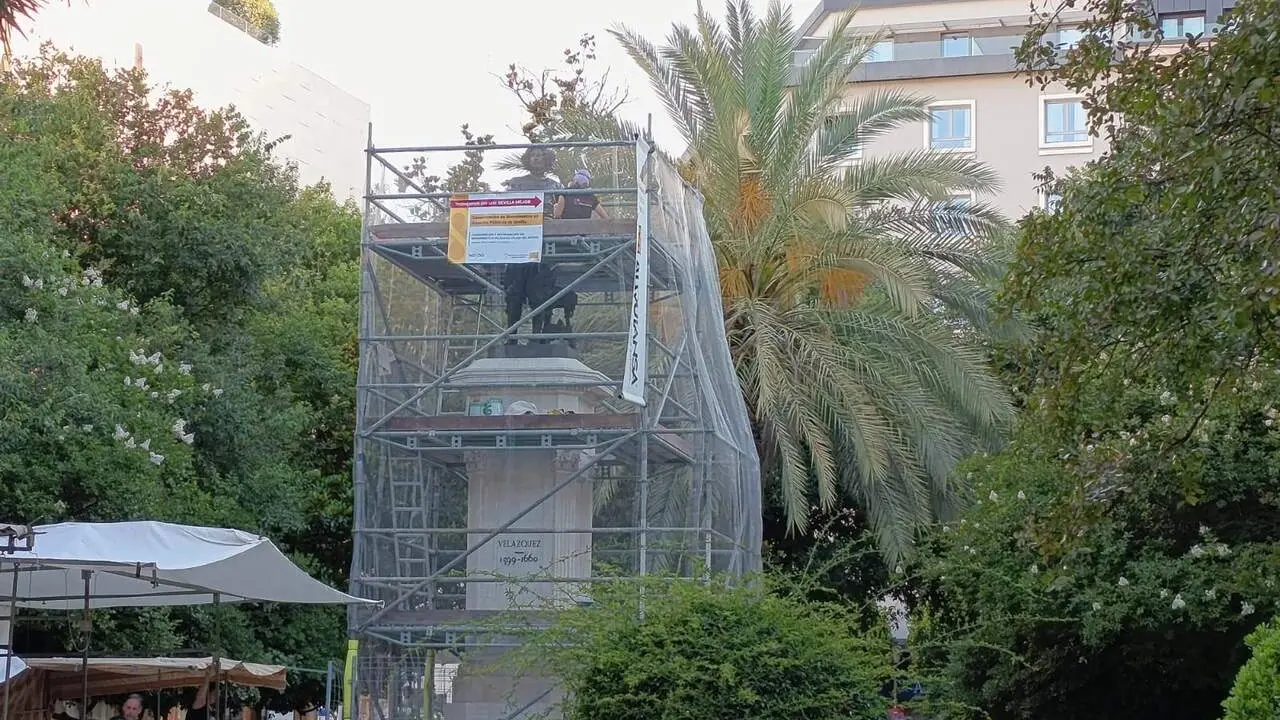  El monumento a Vel&aacute;zquez, en la plaza del Duque, para su intervenci&oacute;n en la estatua y pedestal. | EP 