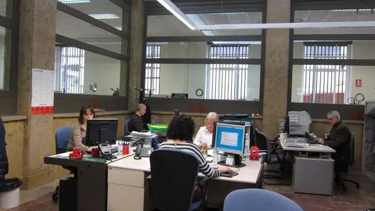 Funcionarios trabajando. | EP