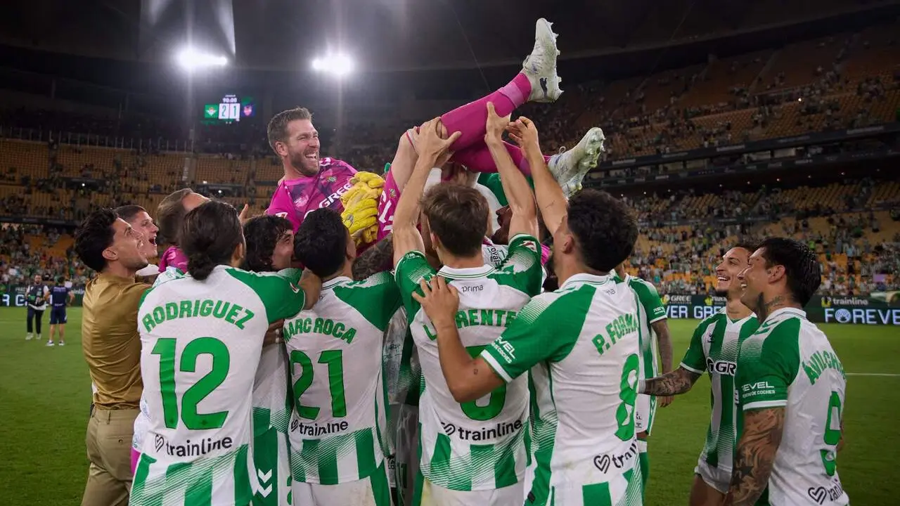  Los jugadores del Real Betis Balompi&eacute; mantean a su compa&ntilde;ero Adri&aacute;n San Miguel. | RBB 
