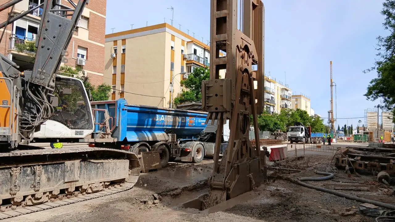  Excavaci&oacute;n de una de las pantallas de la L&iacute;nea 3 del Metro. | JUNTA 