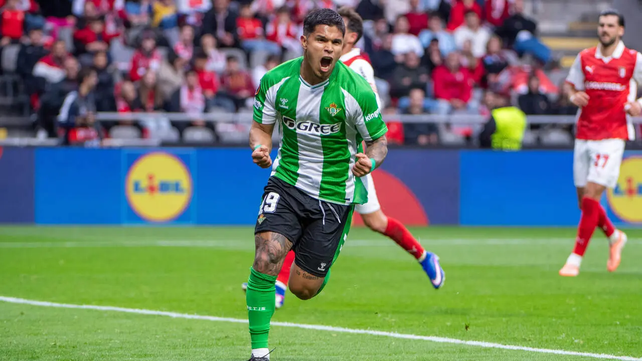  El Cucho Hern&aacute;ndez celebra su gol ante el Sporting de Braga. | EP 