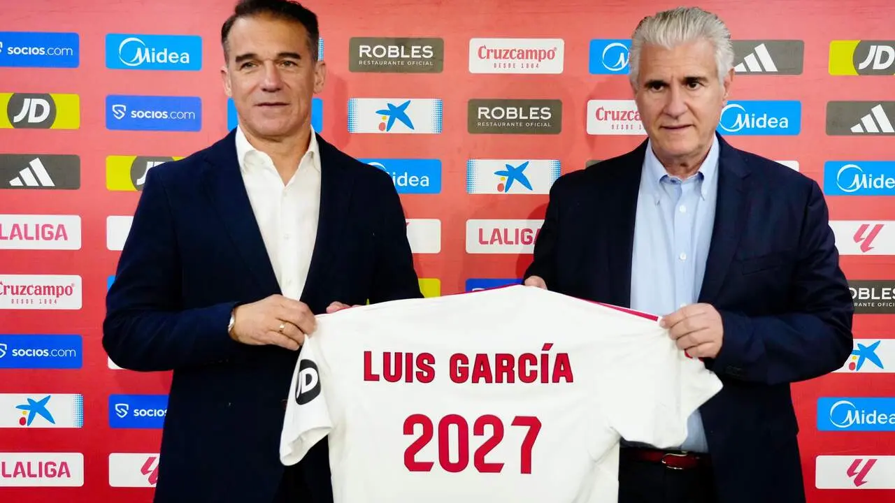 Luis Garc&iacute;a Plaza posa en su presentaci&oacute;n como nuevo entrenador del Sevilla FC acompa&ntilde;ado por Antonio Cord&oacute;n. | SFC 