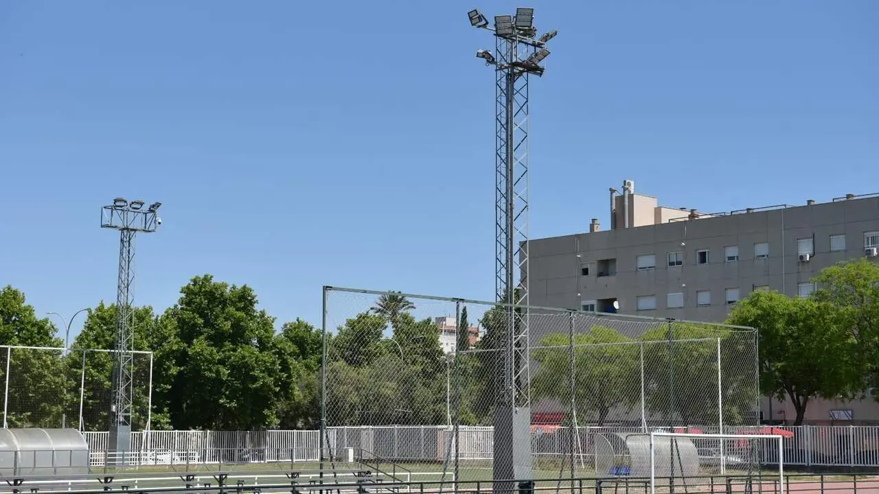  Torres de iluminaci&oacute;n objeto de intervenci&oacute;n por parte del IMD para una mejora del consumo energ&eacute;tico, en el campo de f&uacute;tbol de Sevilla Este |&nbsp;AYTO DE SEVILLA 