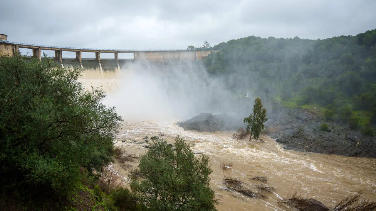  Imagen de la presa del Gergal dentro del t&eacute;rmino municipal de Guillena (Sevilla) aliviando agua | EP 
