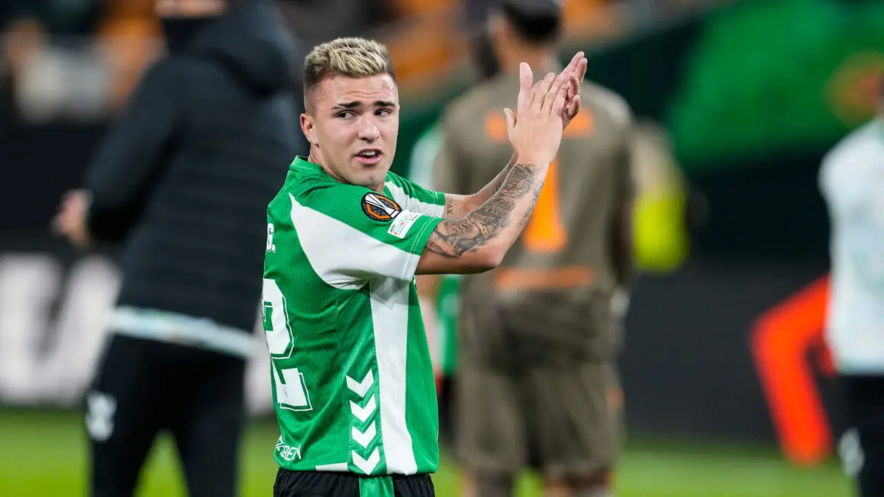  Pablo Garc&iacute;a aplaude tras el final del partido contra el Utrecht. | Archivo/EP 