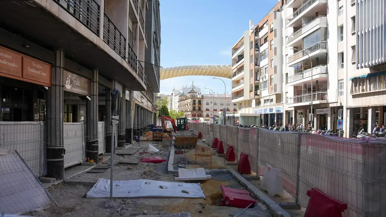  Situaci&oacute;n de la calle Imagen de Sevilla por las obras del tranvibus durante la Semana Santa | E.P. 