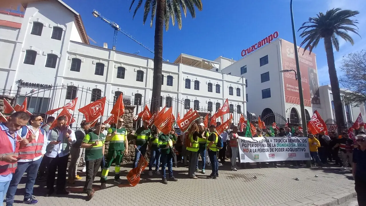  La protesta ante la sede de Heineken en Sevilla. | ccoo 