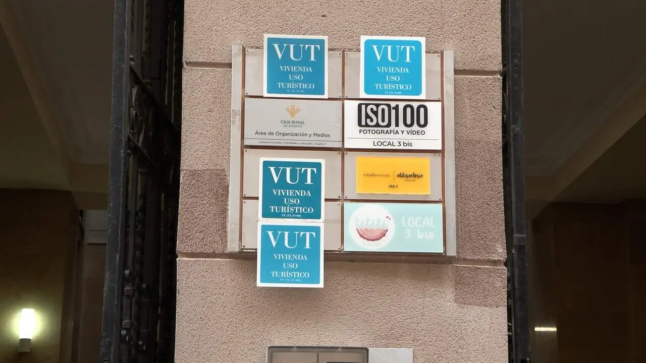 Carteles de viviendas de uso tur&iacute;stico. | Archivo 