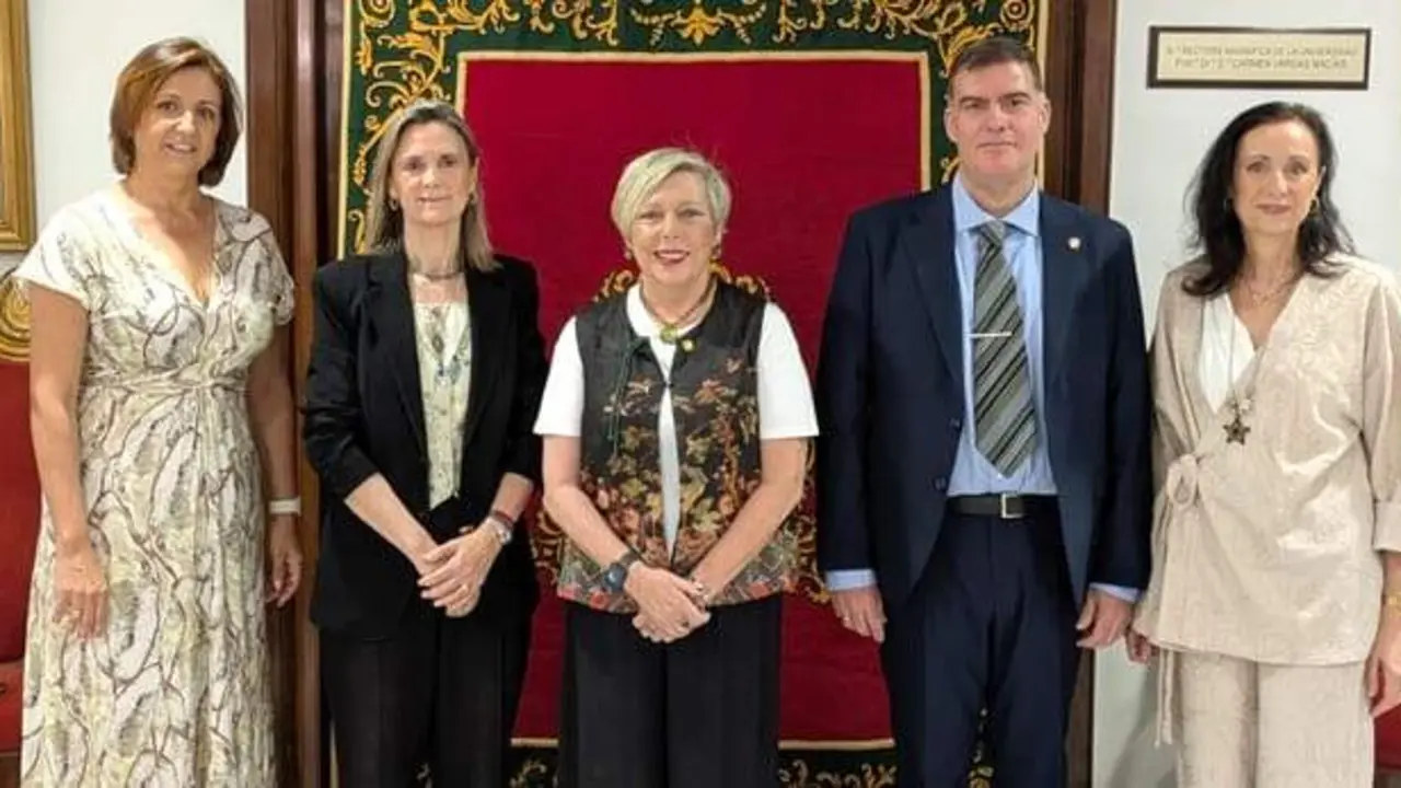  La rectora de la US, Carmen Vargas (centro), la presidenta del Consejo Social, Mercedes Le&oacute;n y del catedr&aacute;tico de Administraci&oacute;n de Empresas y Marketing, Francisco J. Acedo, en la presentaci&oacute;n del Estudio sobre el Impacto Socioecon&oacute;mico en su entorno. | US 