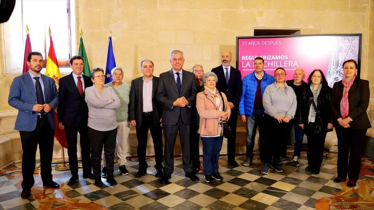  El alcalde de Sevilla, Jos&eacute; Luis Sanz, junto a los vecinos de La Bachillera. | AYTO 