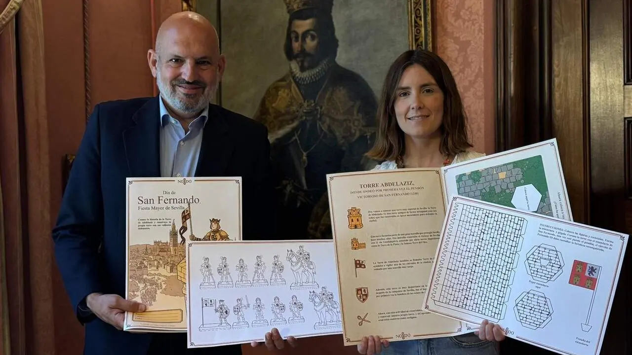  Manuel Al&eacute;s y Blanca Gastalver, con los c&oacute;mics distribuidos en colegios. | AYTO. 