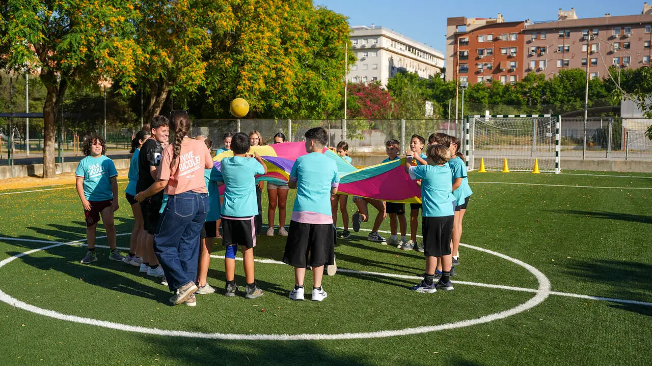  El Ayuntamiento transforma las pistas del CEIP Jacarand&aacute; de Sevilla Este 
