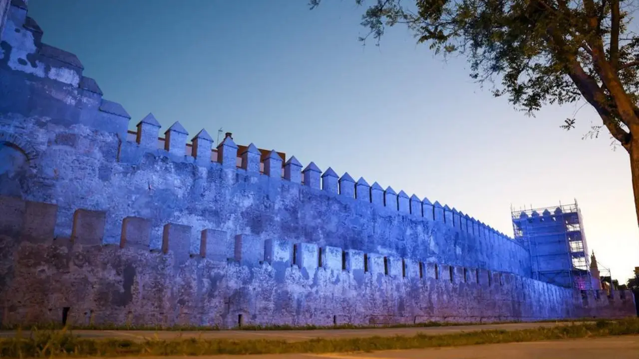  La muralla de La Macarena iluminada. - Archivo 