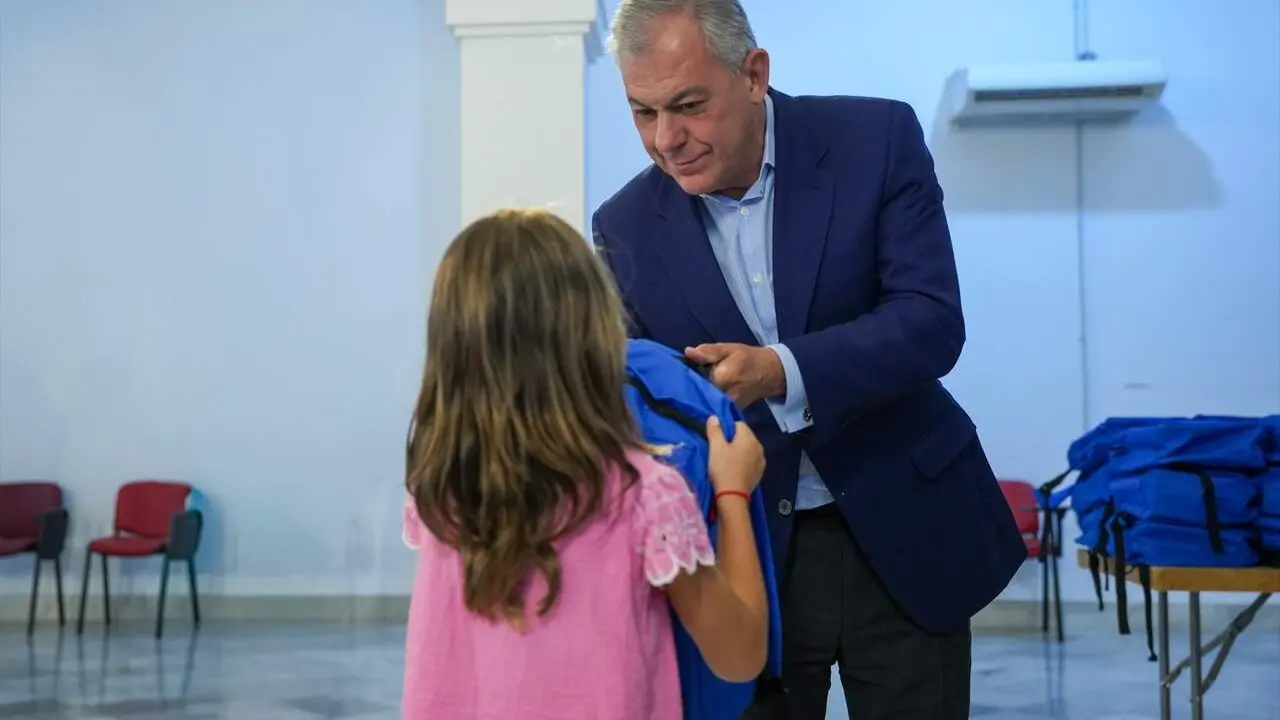  El alcalde entrega una mochila a una alumna. | AYTO 