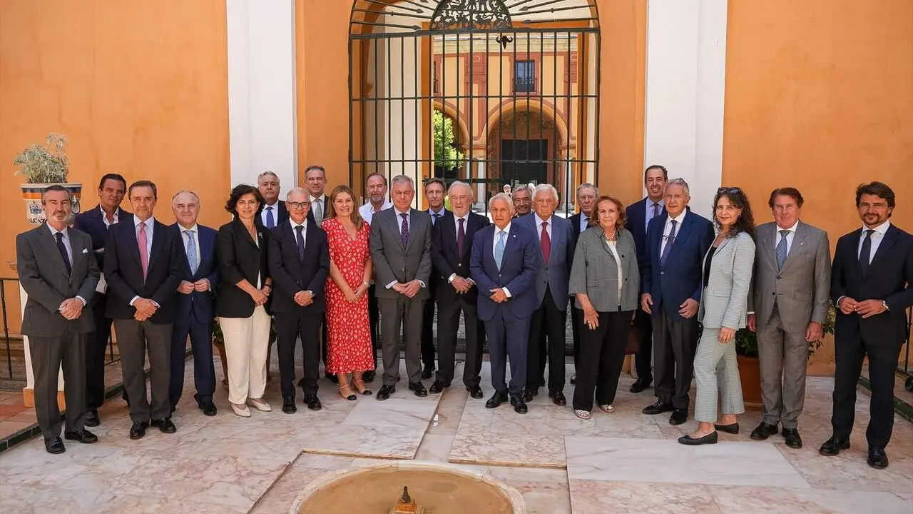  Imagen de la reuni&oacute;n entre el alcalde de Sevilla, Jos&eacute; Luis Sanz (c) y los representantes de la Fundaci&oacute;n Andaluc&iacute;a-Am&eacute;rica, en el Alc&aacute;zar |&nbsp;AYTO DE SEVILLA 
