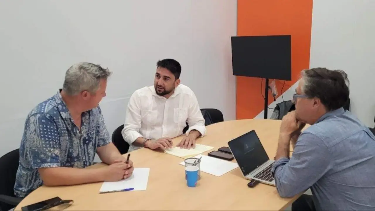  Imagen del portavoz de IU en el Ayuntamiento de Sevilla, Ismael S&aacute;nchez (c), en una reuni&oacute;n con trabajadores de los Talleres Socioculturales |&nbsp;IU SEVILLA 
