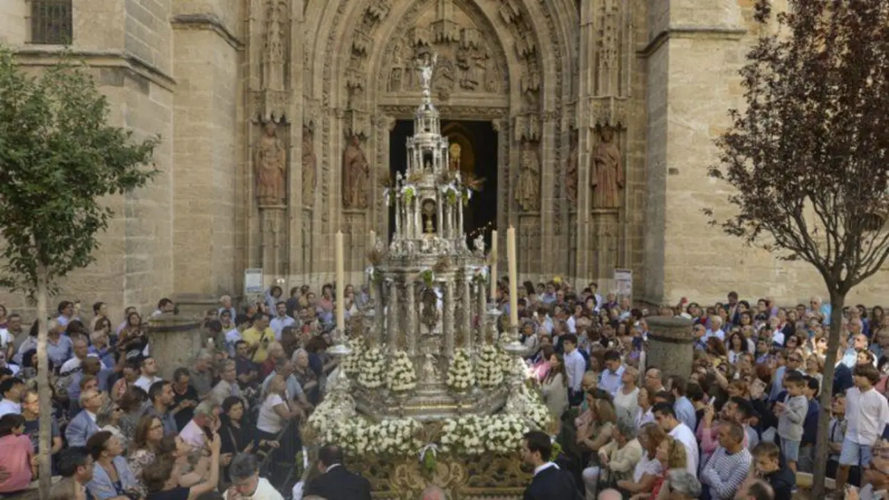  La custodia saliendo de la Catedral. - Archidi&oacute;cesis 