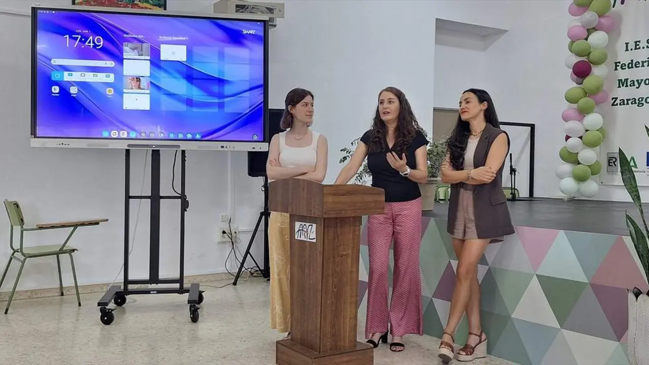  Acto de presentaci&oacute;n del proyecto Dualiza, por parte de estudiantes de FP del IES Mayor Zaragoza, que aborda nuevas t&eacute;cnicas para combatir el c&aacute;ncer de mama |&nbsp;CAIXABANK 